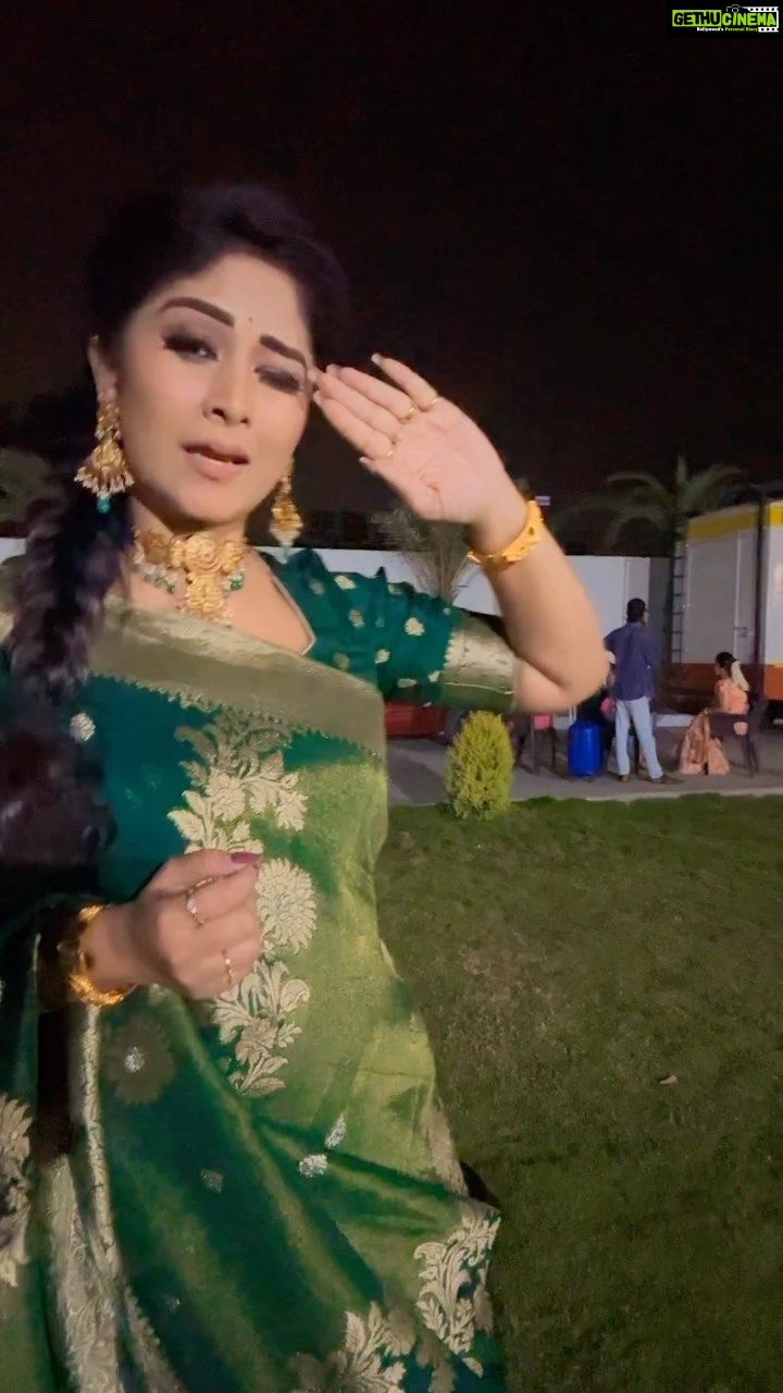 Manjula Paritala Instagram - #after pack up everyone leaving , where as me doing reels 🤣 #saree @ss_fashion_weavers_closet