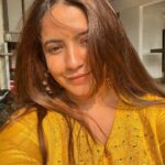 Meera Deosthale Instagram - Sun-kissed and how ☀️😘