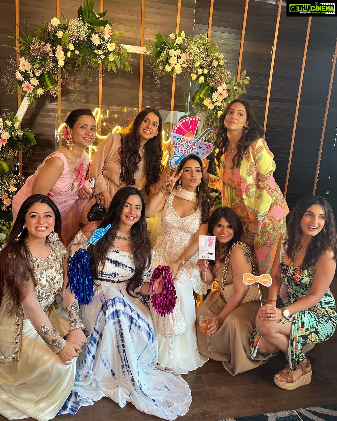 Meera Deosthale - 25.9K Likes - @vinnyaroradhoopar @dheerajdhoopar congratulations❤️ the preetiest mommy to be and handsome daddy to be , may god bless you both with all the love and joy coming in the form of baby Dhoopar 💗💗 can’t wait for the munchkin to come 🤗🤗🧿🧿