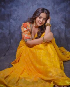 Meera Deosthale Instagram - Yellow is my thing! 💛