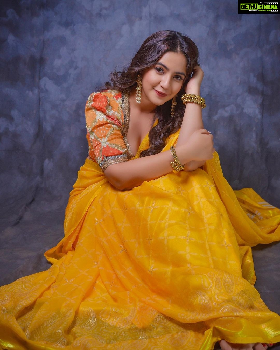 Meera Deosthale - 14.8K Likes - Yellow is my thing! 💛