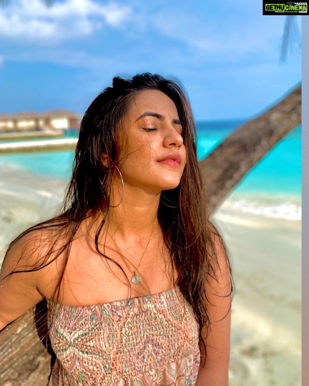 Meera Deosthale Instagram - Mentally somewhere at the beach 🏖