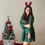 Meera Deosthale Instagram - Merry Christmas!! ♥️ Courtesy - @vinnyaroradhoopar ‘s decorated Christmas tree 🤩