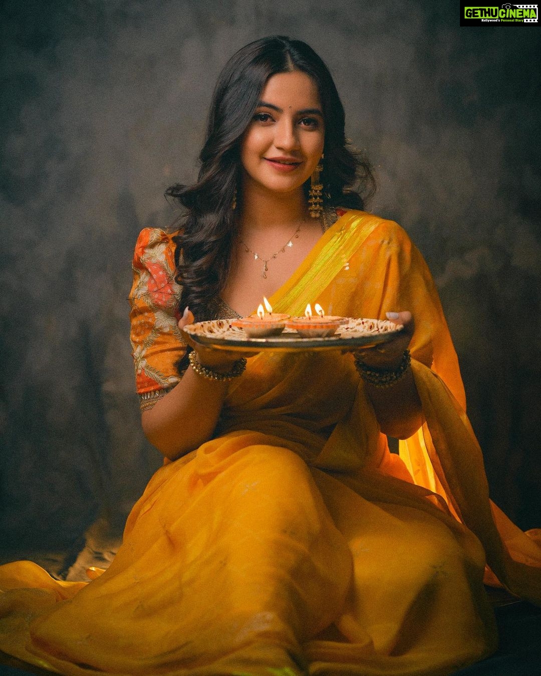 Meera Deosthale - 15.8K Likes - Happy dhanteras 🌟🌟🌟