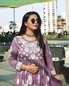 Meera Deosthale Instagram - Here’s to fresh Grace everyday 🌸🌸

📸 @bhaavikkasaini 
Styled by @nidhikurda @anusoru ❤️
Lucknowi by @thechikanlabel what soft fabric 💕