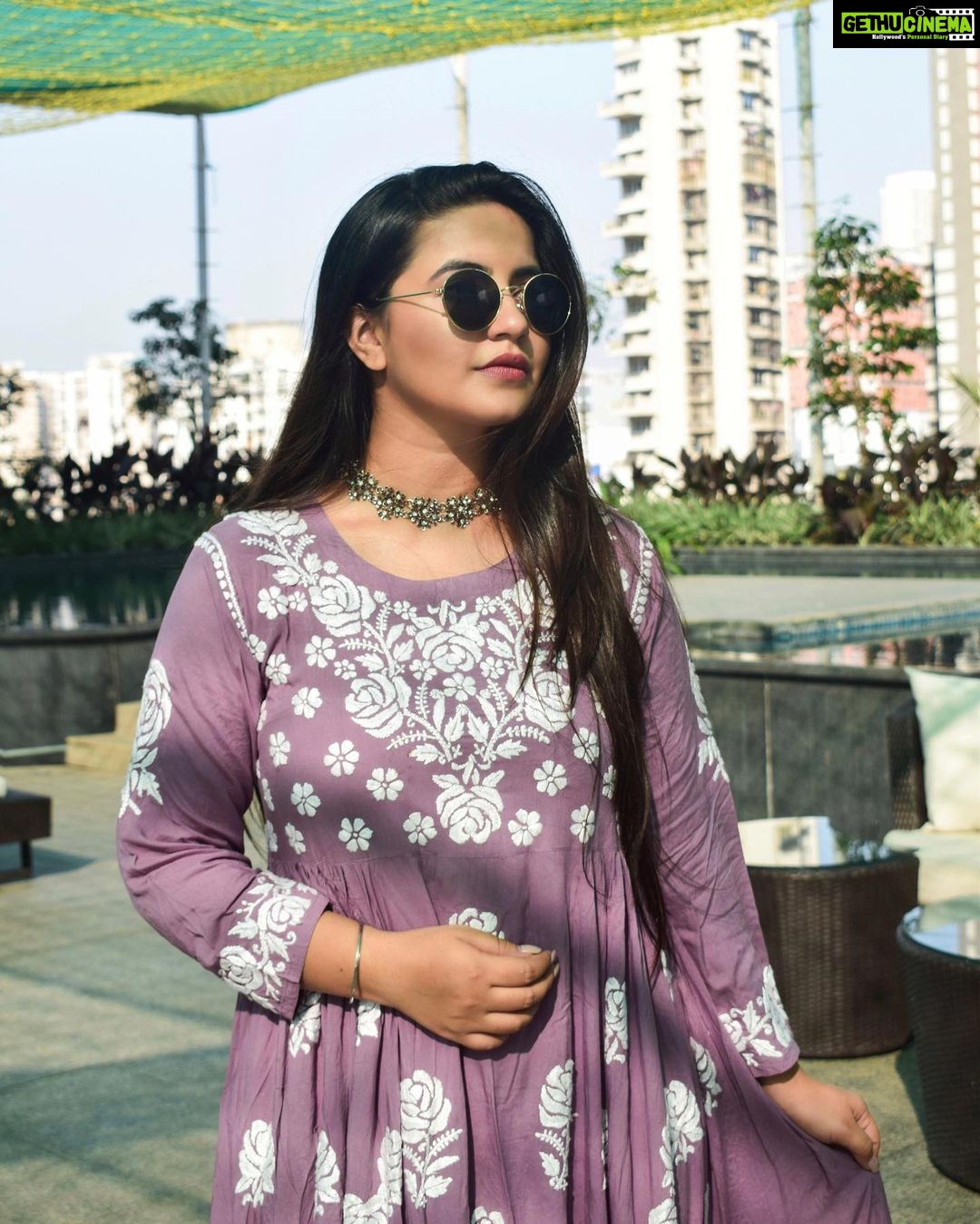 Meera Deosthale - 16K Likes - Here’s to fresh Grace everyday 🌸🌸
📸 @bhaavikkasaini
Styled by @nidhikurda @anusoru ❤️
Lucknowi by @thechikanlabel what soft fabric 💕