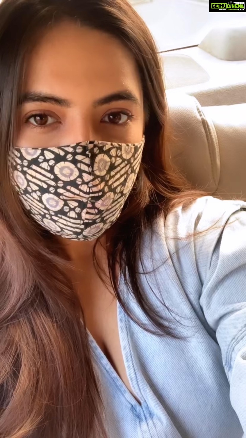 Meera Deosthale Instagram - From one station to another From one junction to another From one million to another ;) Dekhna mat bhuliye #TheBigPicture India’s first anokha visual based game show Hosted by sabka favorite...our very own @ranveersingh Jald aa raha hai 16th October ko Sat-Sun 8pm only on @colorstv and @voot #TheBigPicture #RanveerOnColors #quizshow #gameisalreadyon