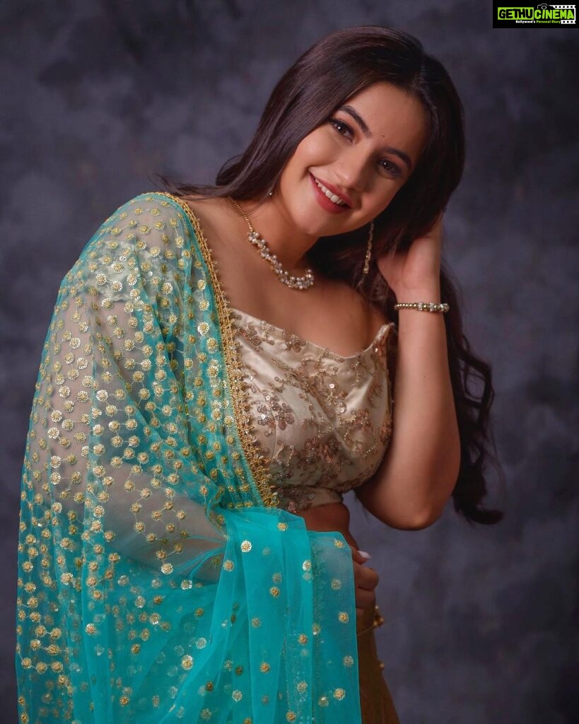 Meera Deosthale Instagram - नवरात्रि की ढेरों शुभकामनाएँ 💕💃🏻