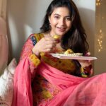 Meera Deosthale Instagram - If I am ever moody , bring me some foody 🍱 🍲