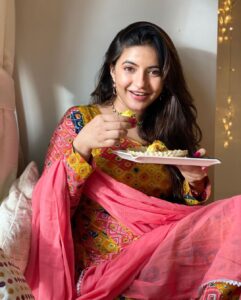 Meera Deosthale Instagram - If I am ever moody , bring me some foody 🍱 🍲