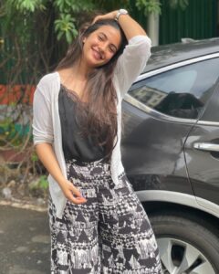 Meera Deosthale Instagram - Stretching the neck kinda pose 😬