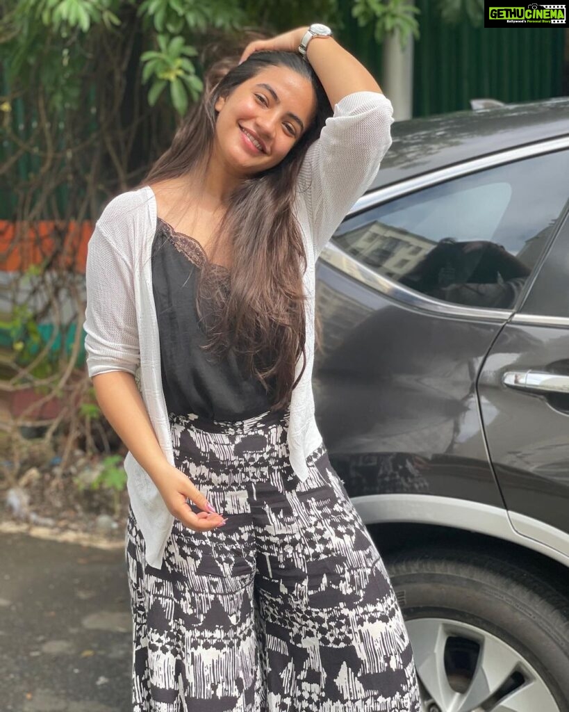 Meera Deosthale Instagram - Stretching the neck kinda pose 😬