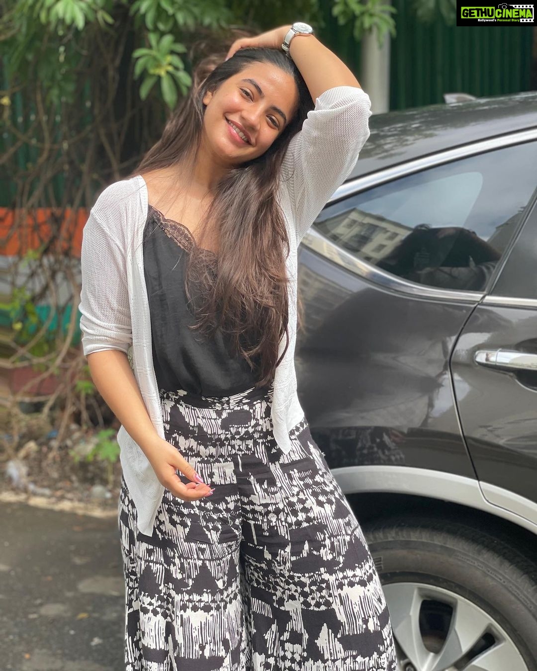 Meera Deosthale - 13.6K Likes - Stretching the neck kinda pose 😬
