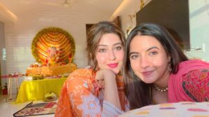 Meera Deosthale Instagram - गणपति दर्शन @bsonarika के घर ♥️