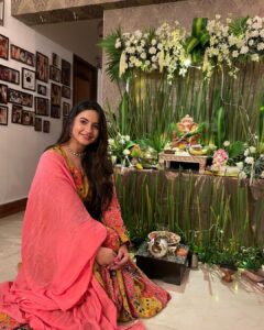 Meera Deosthale Instagram - Happy Ganesh Chaturthi 🙏🏻 ♥️ may Bappa bless us all 😇😇

Beautiful Ganesh ji at @nidhikurda ‘s place