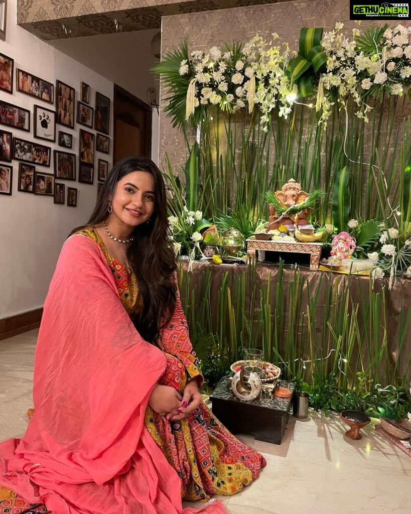 Meera Deosthale Instagram - Happy Ganesh Chaturthi 🙏🏻 ♥️ may Bappa bless us all 😇😇 Beautiful Ganesh ji at @nidhikurda ‘s place