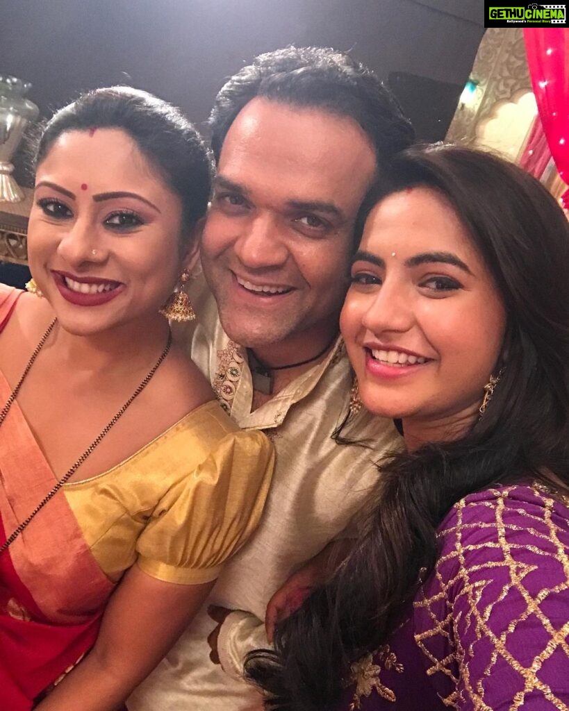 Meera Deosthale Instagram - To my best baapu ever , Happiest birthday! Thank you for guiding me always ♥️ ढ़ेर सारा प्यार, chakoriyaaaa Special laughter by @vidhiipandya 🤪