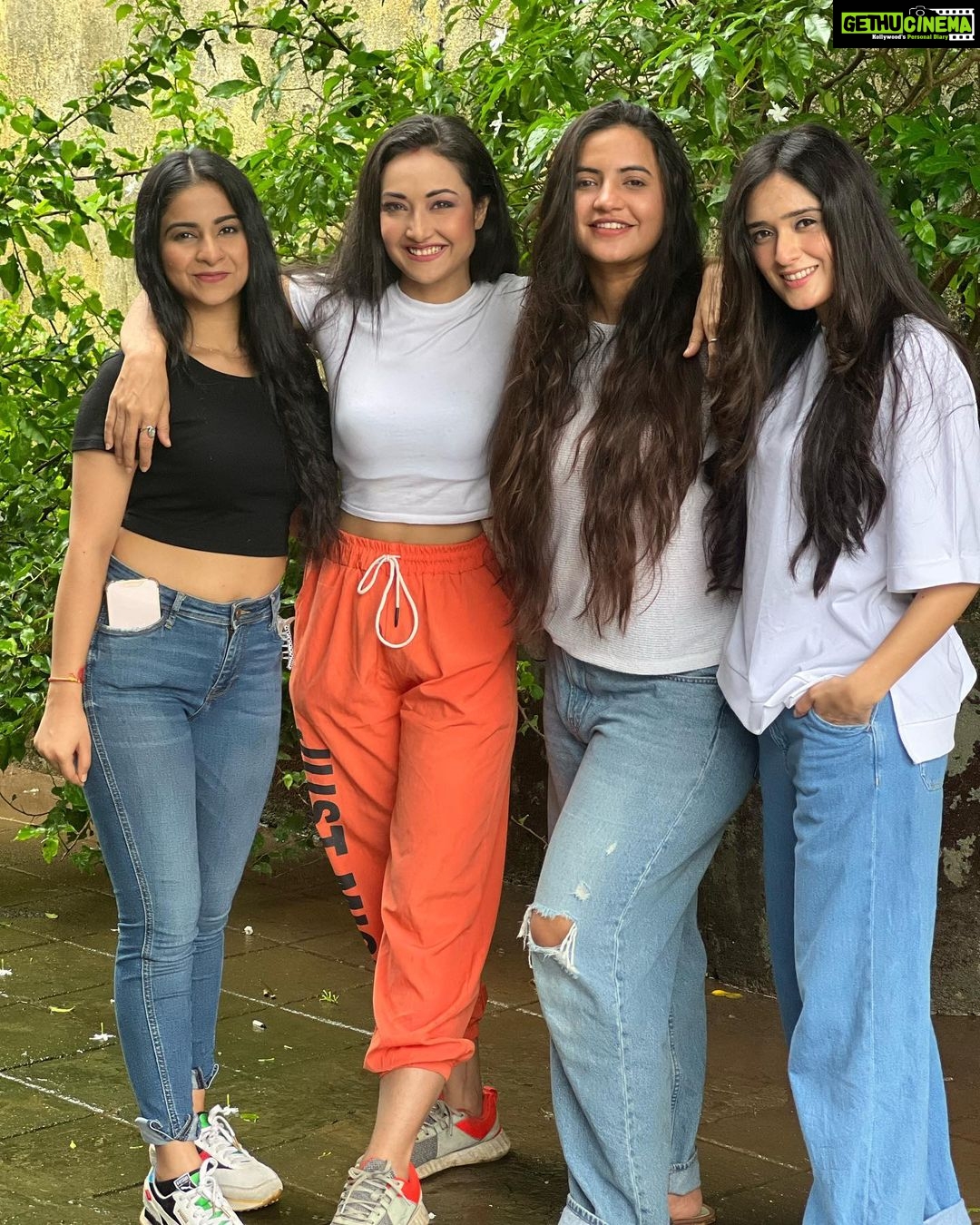 Meera Deosthale Instagram - Girl gang of GSMI 💝