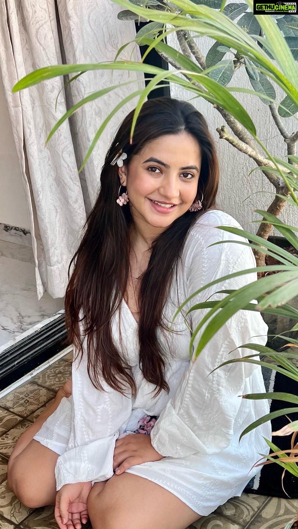 Meera Deosthale - 20.1K Likes - Hoping on the trending reel before it’s late 😅😅
#reelsinstagram #reelkarofeelkaro