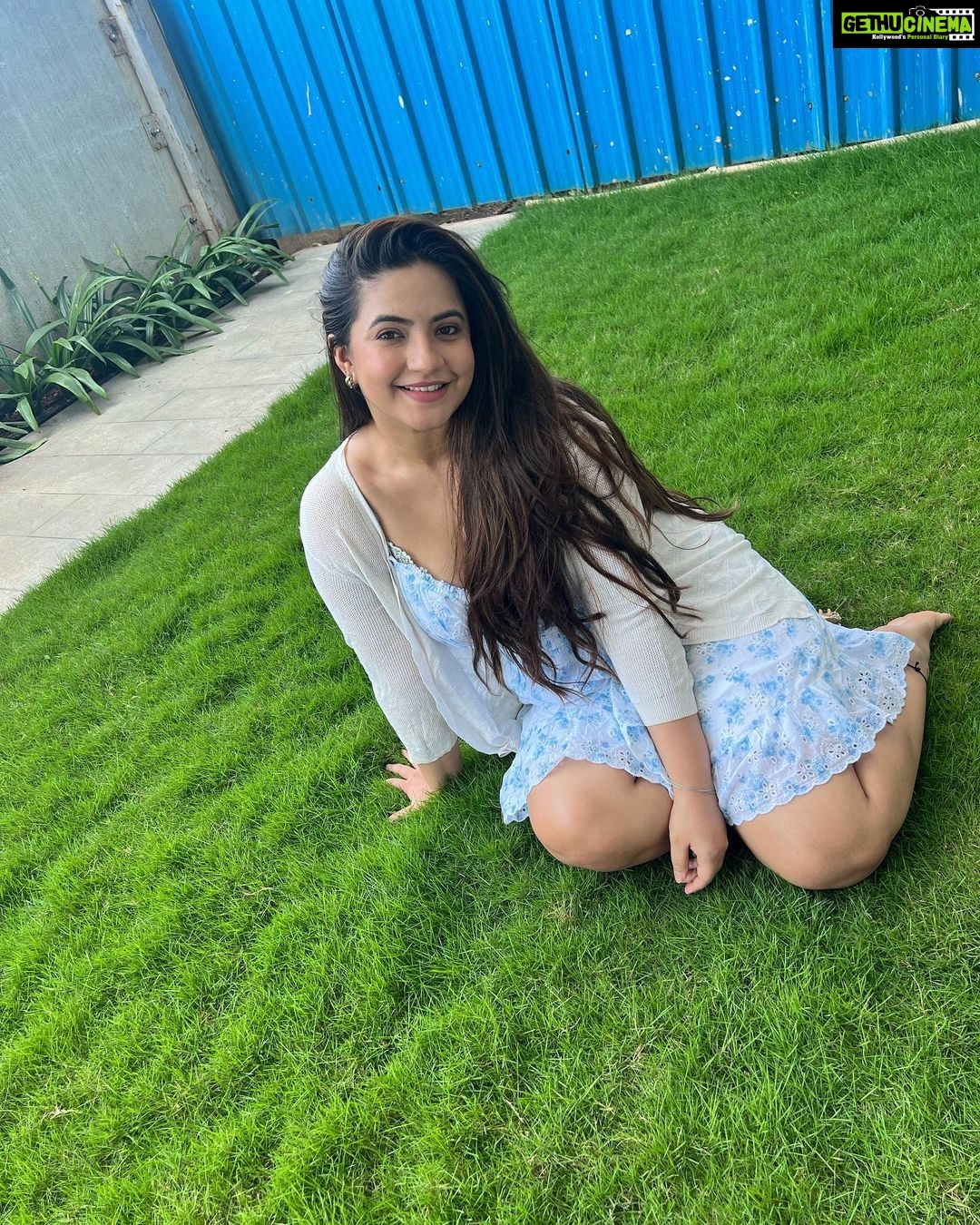 Meera Deosthale - 14.1K Likes - That summer feeling 🌸🌻
