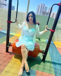 Meera Deosthale Instagram - That summer feeling 🌸🌻