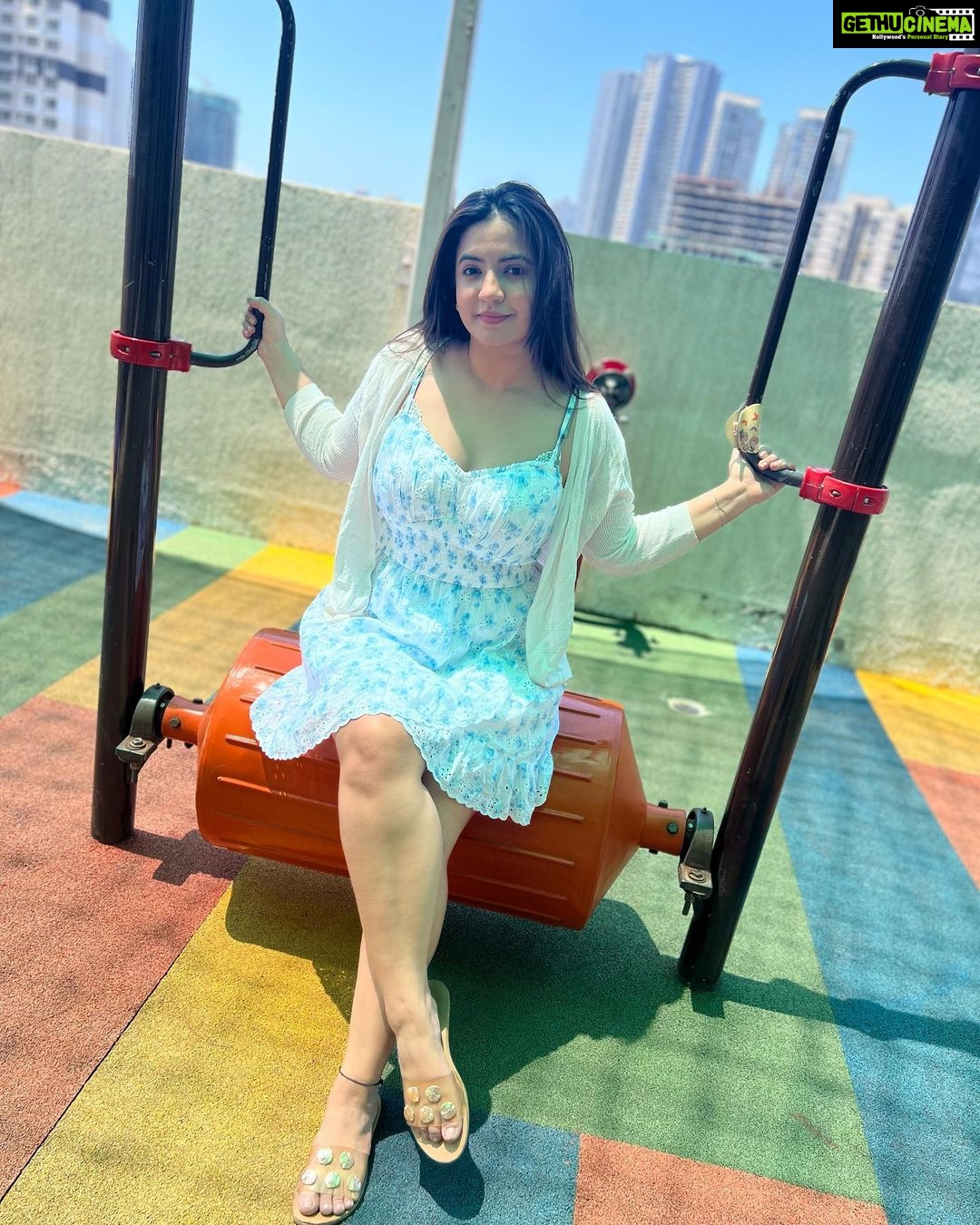 Meera Deosthale - 14.1K Likes - That summer feeling 🌸🌻