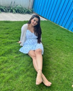 Meera Deosthale Instagram - That summer feeling 🌸🌻