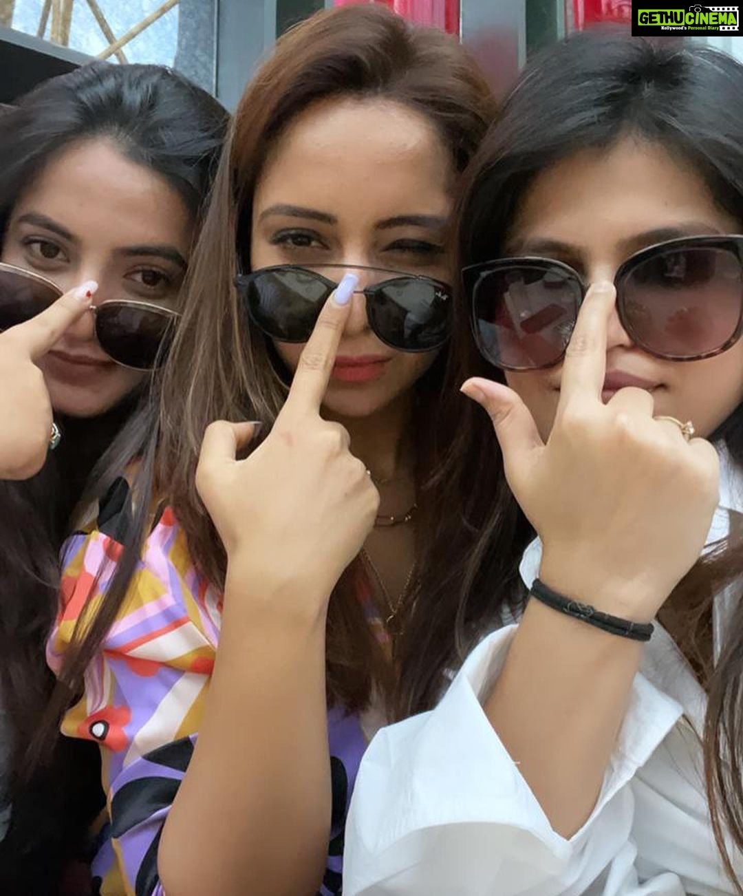 Meera Deosthale Instagram - What would I do without you?! How would I know the importance of napping ??? Who would back me on my weak days? Who would tell me that it’s okay to not take shower on some days? My 10 am , 2pm, 5 pm , 12 am anytime FaceTime partner. House grocery shopping to dreaming of much bigger things in life…..You make everything better Vinny with your fun, love and warmth ❤️ Happy happy birthday my @vinnyaroradhoopar ❤️ I am glad you were born and I love every version of you!