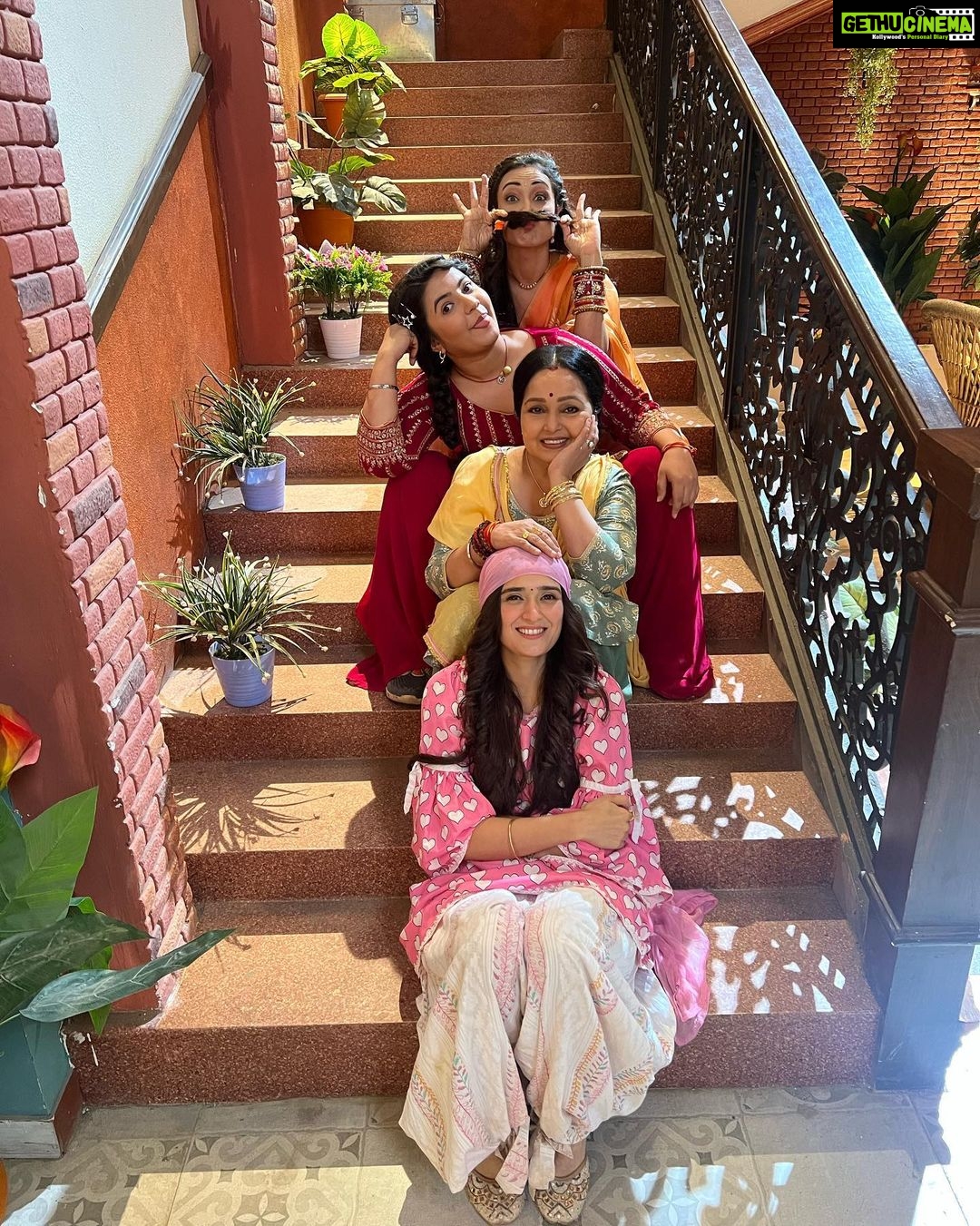 Meera Deosthale Instagram - The ladies of the Khurrana household say Hello! ππ»ββοΈπ«°πΌπ #KajuAlmostThere . . . #KeepUpWithKaju #onset #gudsemeethaishq #love #ladies #starbharat #photooftheday #instagood #happy #girlpower #actors