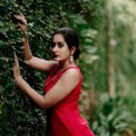 Megha Mathew Instagram - 📷 @_ajay2125 @iam.harijith 👗 @drape_studio_jitta @jittasiju @mulberry_konni @the_drape_studio 💄 @syam__sasidhar_makeup_artist 💎 @adorebypriyanka #photo #christmas #happytime #red #photoshoot