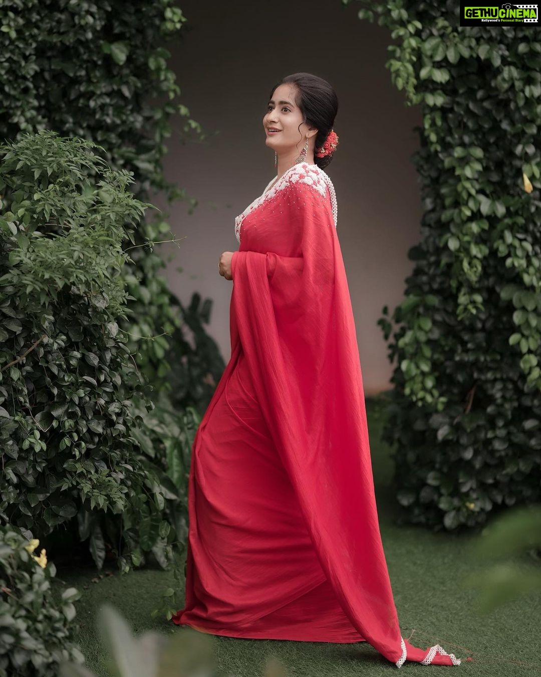 Megha Mathew Instagram - ❤️❤️❤️ Saree by ; @the_drape_studio @jittasiju @the_drape_studio @drape_studio_jitta @mulberry_konni 📷 @jith_in_sunny_ 💄 @bindumohandas9 . #saree #red #christmas #specialsareelove❤️ #fashionstyle #drapestudio #redsareelove❤️ #christmastime #sareelove #sareelovers. The Windsor Castle Kottayam