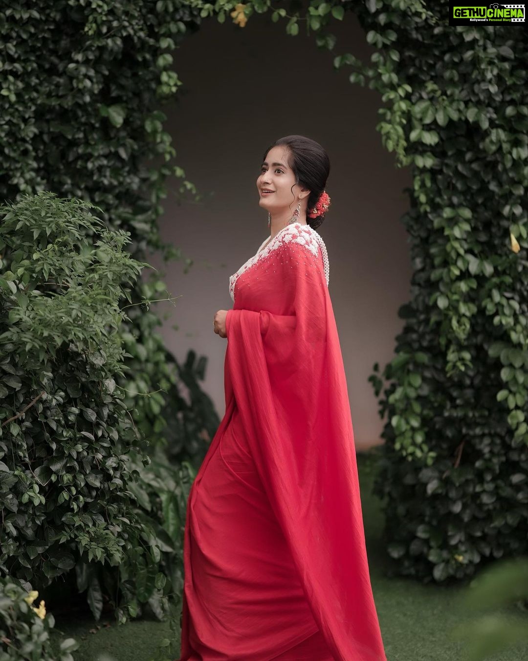 Megha Mathew Instagram - ❤️ Saree by @drape_studio_jitta @the_drape_studio @jittasiju @mulberry_konni 📷 @jith_in_sunny_ 💄 @bindumohandas9 . #saree #sareelove #christmas #special #sareefashion #red #white #lovesareesnomatterwhat😍❤️. The Windsor Castle Kottayam