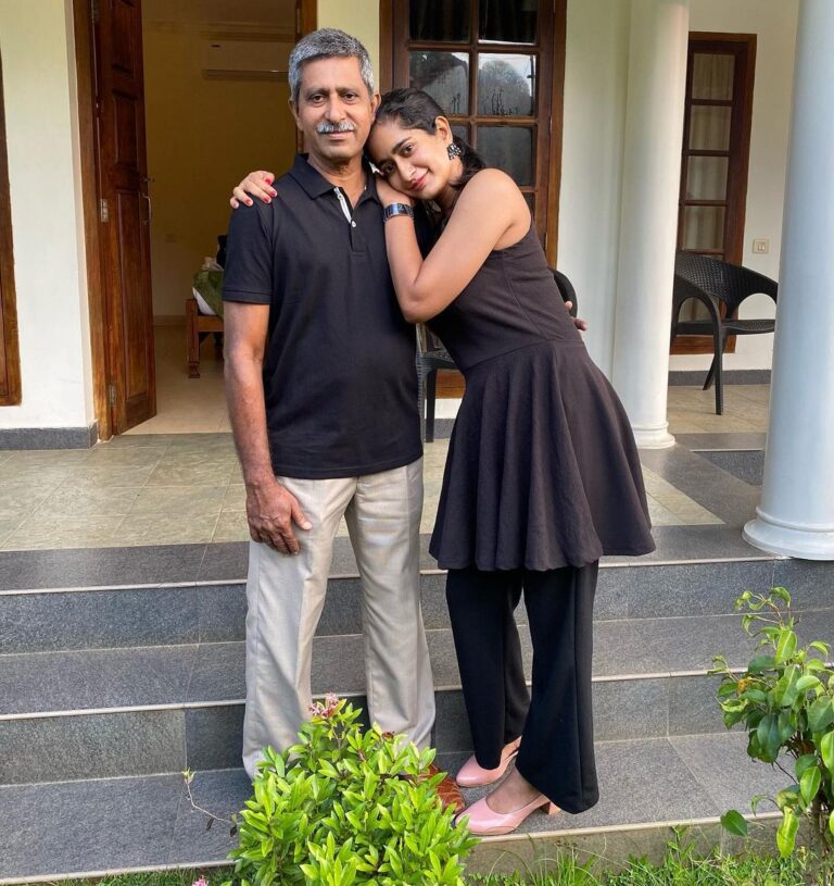 Megha Mathew Instagram - My hero 🦸‍♀️ Pappa I love you so much 😘❤️ #daughterlove #fatherdaughter #loveyou #verymuch #peaceofmind #blackcolor #favorite #myhero #mylife #myworld #youaaremyeverything🥰 Triveny River Palace Resort, Champakulam, Backwaters Alleppey , Kerala
