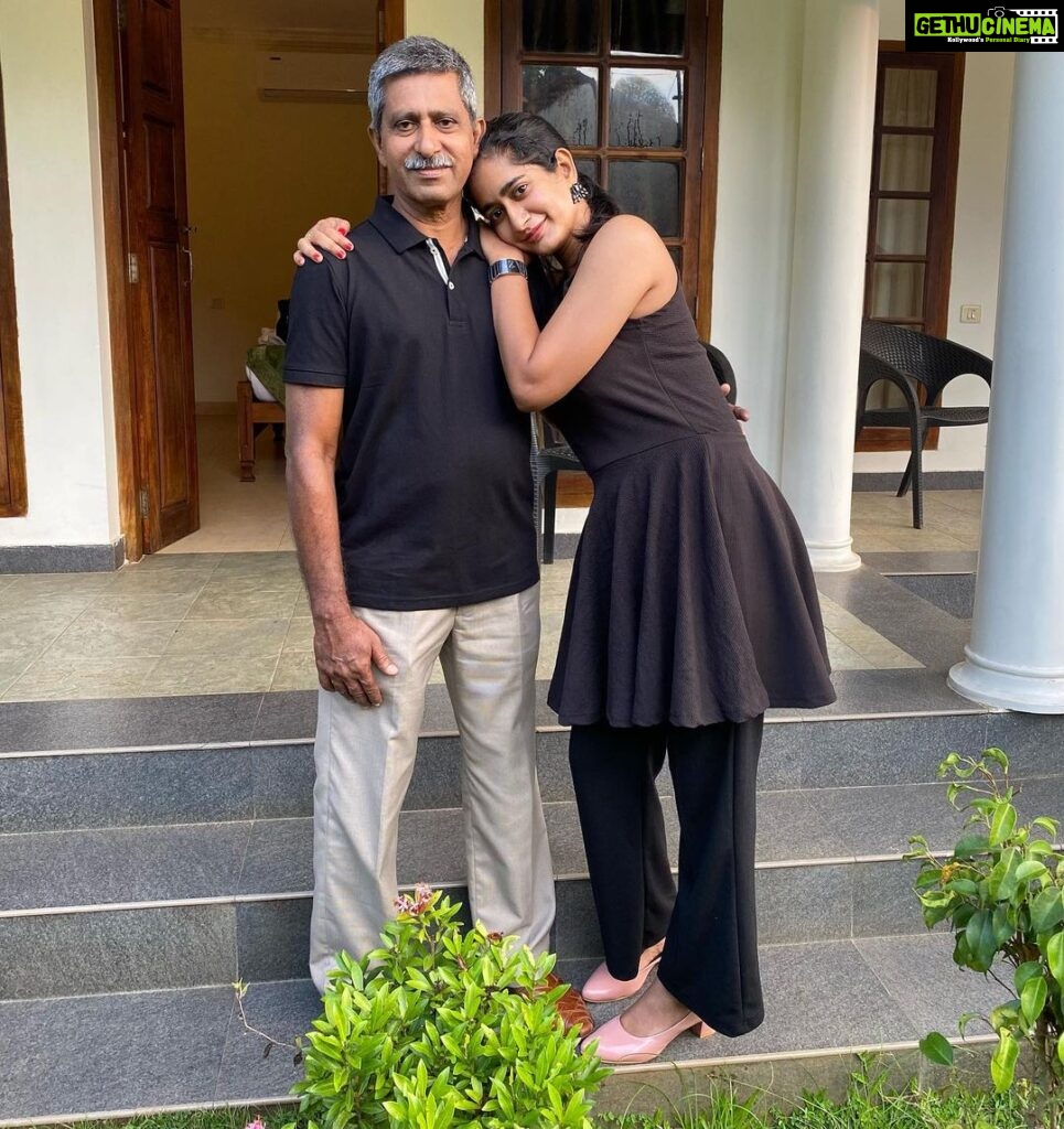 Megha Mathew Instagram - My hero 🦸‍♀ Pappa I love you so much 😘❤ #daughterlove #fatherdaughter #loveyou #verymuch #peaceofmind #blackcolor #favorite #myhero #mylife #myworld #youaaremyeverything🥰 Triveny River Palace Resort, Champakulam, Backwaters Alleppey , Kerala