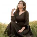 Megha Mathew Instagram - 🖤🖤🖤 📷 @dinu_sudarsanan @weddinghuesphotography @bony_thomas__ 👗 @r.a.s.n.a.s #smile #instadaily #instafashion #instamood #peace #black #favorite #instalove. Kottayam കോട്ടയം