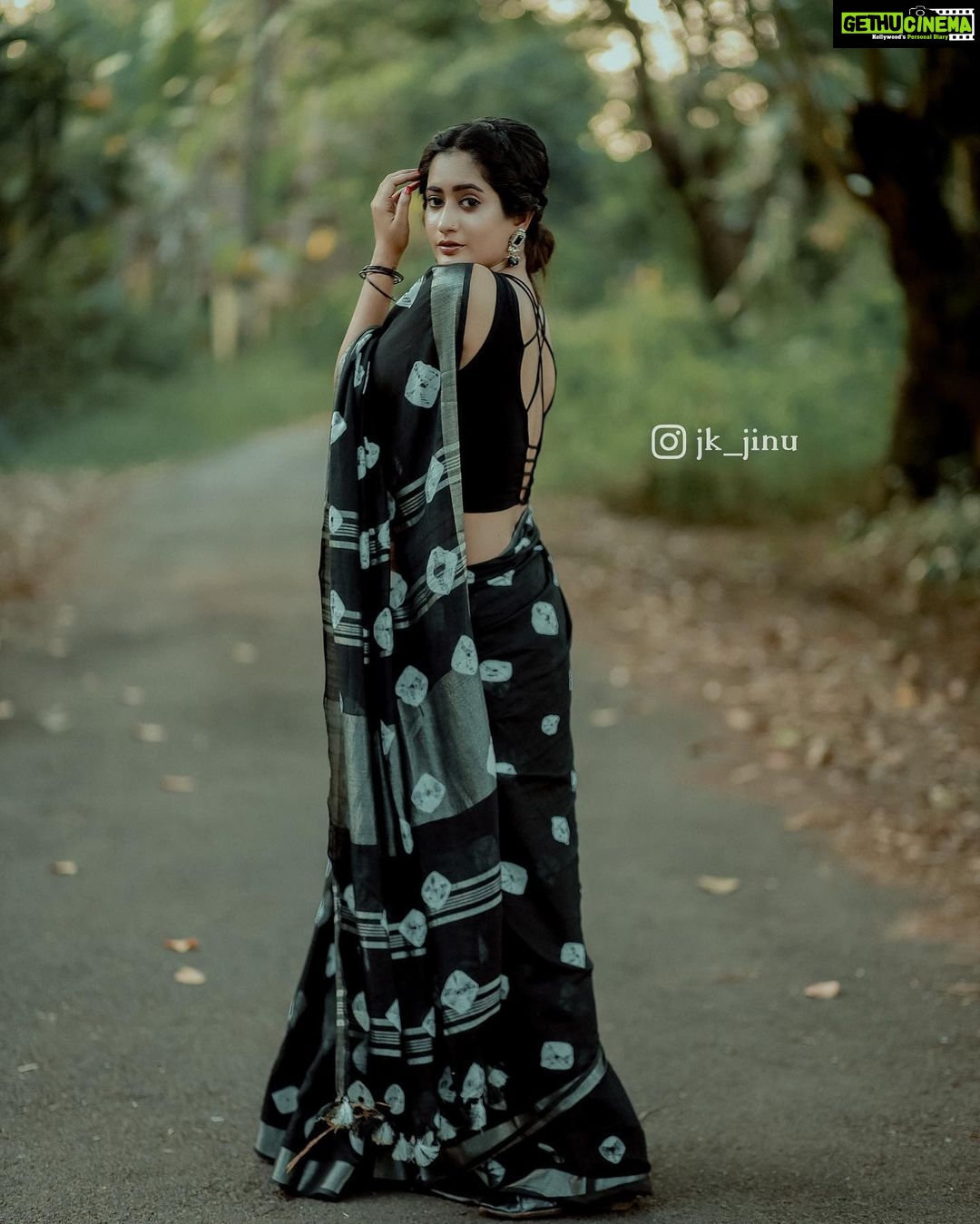 Megha Mathew Instagram - π€π€π€ #saree #black #favorite #sareefashion #sareelove #sareelover #sareelovers #sareedraping #instadaily #instafashion π· @jk_storiesss @jk_jinu π @bindumohandas9 Saree @kaitheki.online Kottayam