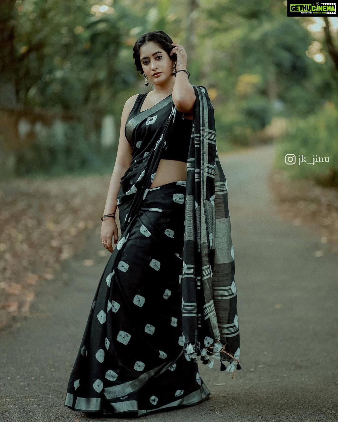 Megha Mathew Instagram - π€π€π€ #saree #black #favorite #sareefashion #sareelove #sareelover #sareelovers #sareedraping #instadaily #instafashion π· @jk_storiesss @jk_jinu π @bindumohandas9 Saree @kaitheki.online Kottayam