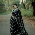 Megha Mathew Instagram - 🖤🖤🖤 #saree #black #favorite #sareefashion #sareelove #sareelover #sareelovers #sareedraping #instadaily #instafashion 📷 @jk_storiesss @jk_jinu 💄 @bindumohandas9 Saree @kaitheki.online Kottayam