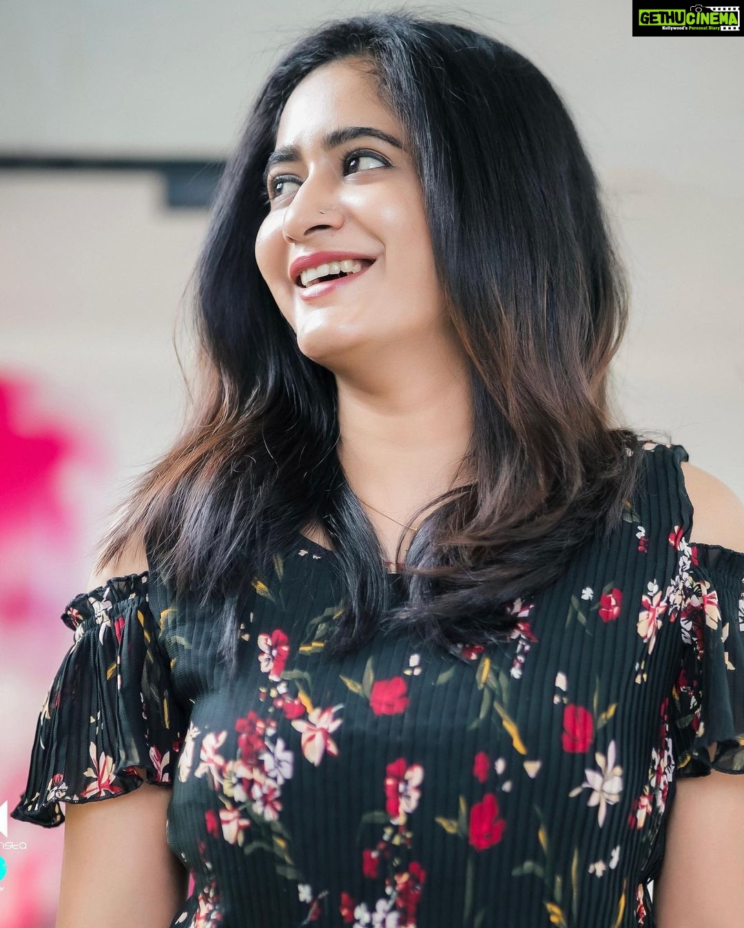 Megha Mathew Instagram - A smile creates hope in life ☺️🥰☺️ #instagram #instagood #love #like #follow #photography #photooftheday #instadaily #likeforlikes #picoftheday #fashion #beautiful #instalike #bhfyp #followforfollowback #likes #me #art #smile #followme #photo #myself #happy #style #nature #life #likeforfollow #insta #l #bhfyp. Kochi, India