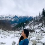 Megha Mathew Instagram - 💙💙💙 #himachal #snowfall #happytime #traveldiaries #moments #lovethissong #favorite #saree #snowday #reelitfeelit #. Himachal Pradesh