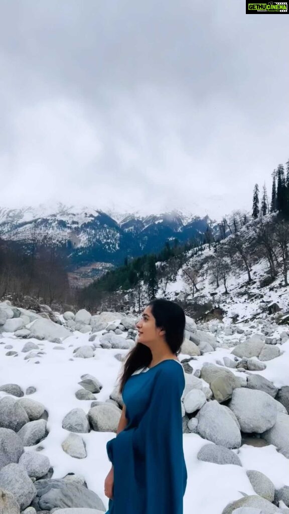 Megha Mathew Instagram - 💙💙💙 #himachal #snowfall #happytime #traveldiaries #moments #lovethissong #favorite #saree #snowday #reelitfeelit #. Himachal Pradesh