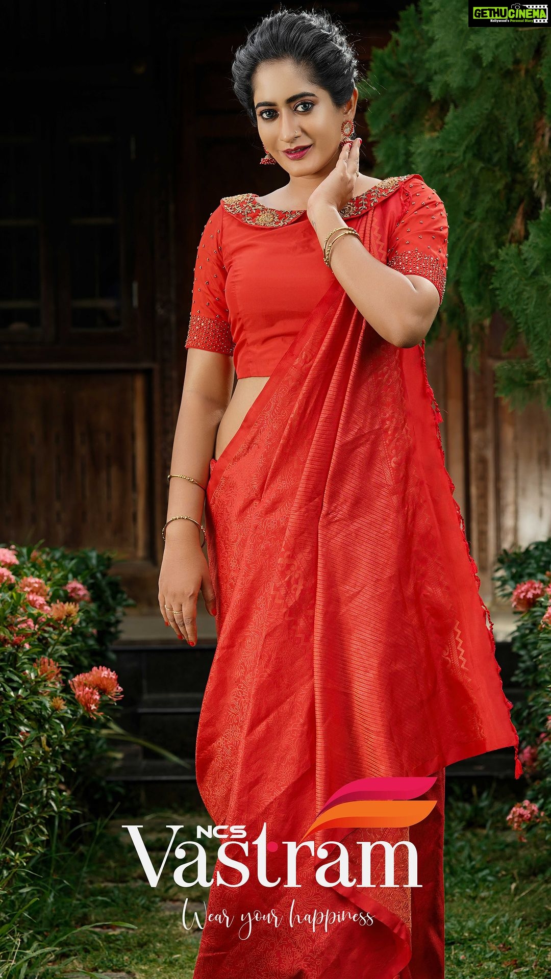Megha Mathew Instagram - Production House: @_mqproductions Creative Director: @thusharthiruvalla @anandhu_nandhanam Associate Director:@ft_stig. Photographer:@anulalphotography Makeup: @narasimhaswamy_ Stylist : .@rexokperumal .@akshayasyamjith Art director:@sibin._.shaji Bts :@jijeshsreekumar Project co-ordinator:@vivek9802 @anandhu_ajikumar_md location: @trivenyriverpalace #reels #happy #reelsinstagram #reelitfeelit #reelsvideo