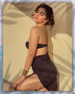 Miesha Saakshi Iyer Instagram - Somehow all my colors are like art to you 🪄 Mumbai, Maharashtra