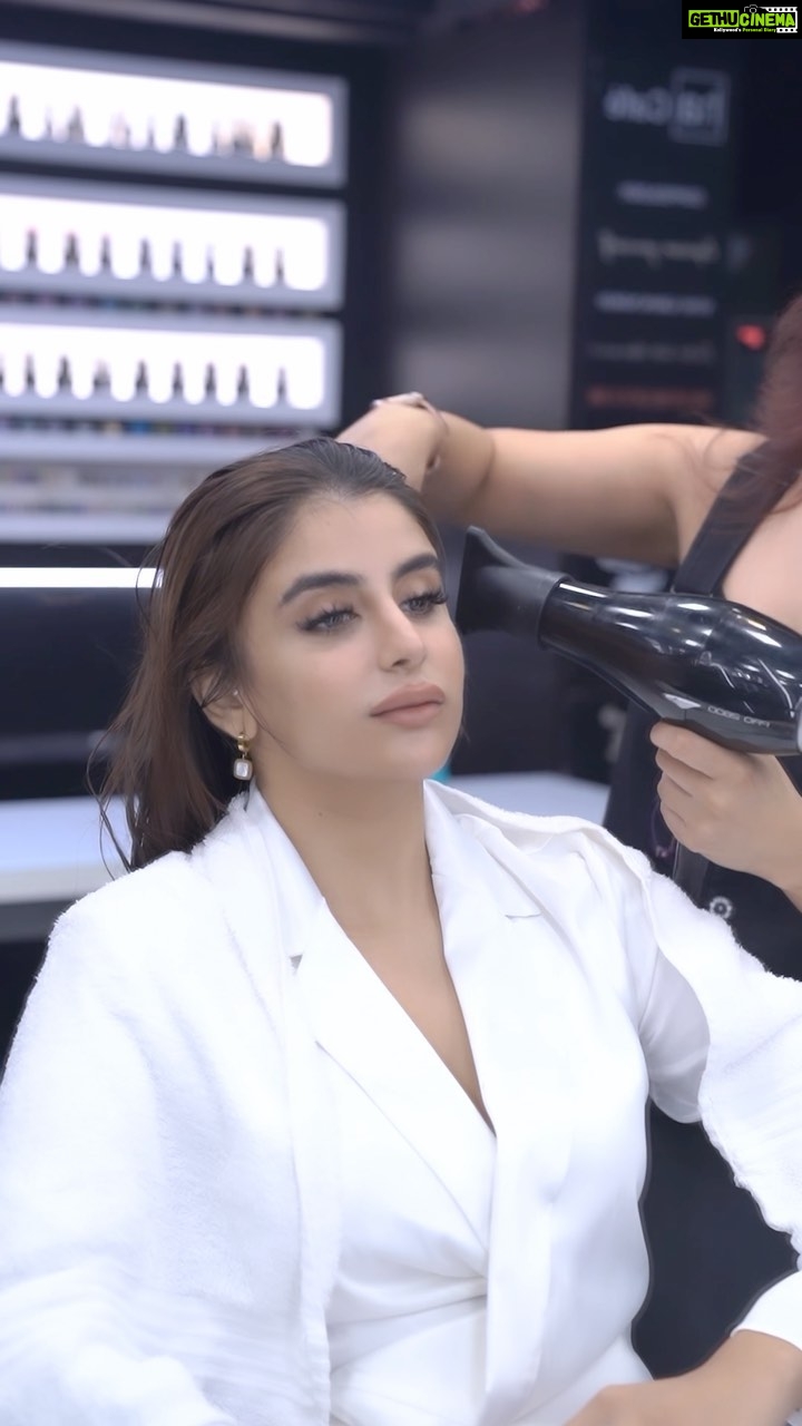 Miesha Saakshi Iyer Instagram - I got the most relaxing @lorealpro Hair Spa at @aalimhakim and I can’t wait to tell you’ll how it went!! It started with a consultation with the hair expert and then the hair spa was customized as per my hair type and scalp concerns . The scalp scrub worked really well for my scalp and I usually get 1-2 hair spas a month, so I’m going to another appointment soon!! Book yourself an appointment at the nearest L’Oréal Professionnel partnered salon and give yourself the much needed me-time! #Ad #HairSpa #UnwindWithLorealPro #RejuvenatingHairSpa @lorealpro_education_india @lorealpro @shanohanspal11 #aalimhakim