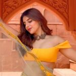 Miesha Saakshi Iyer Instagram - Shooting this video was one months worth of cardio 😬 . . . . . . #explore #trendingsongs #indian Sets in the City