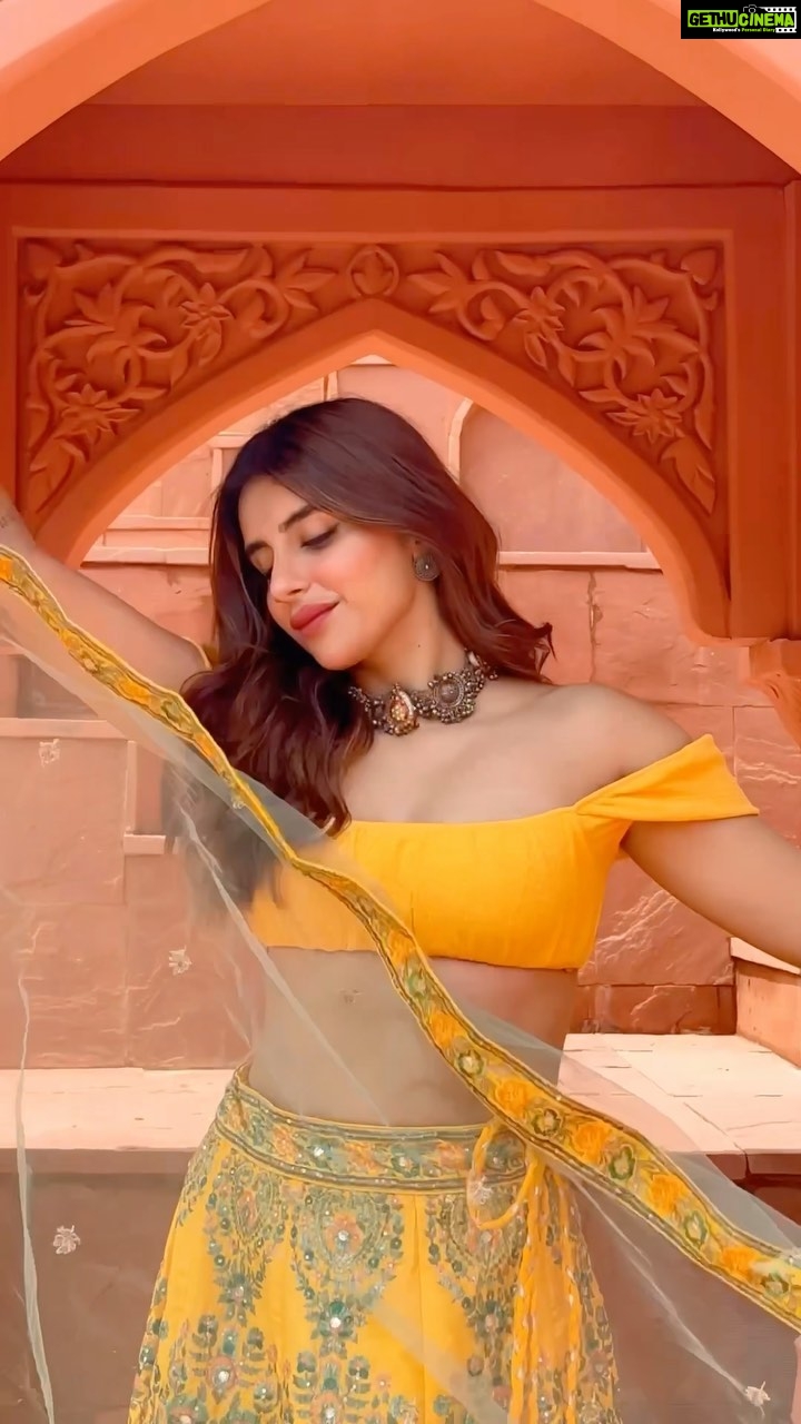 Miesha Saakshi Iyer Instagram - Shooting this video was one months worth of cardio 😬 . . . . . . #explore #trendingsongs #indian Sets in the City