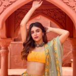 Miesha Saakshi Iyer Instagram - Alexa.... Play.... (Suggest a song in the comments please 🎵) Sets in the City