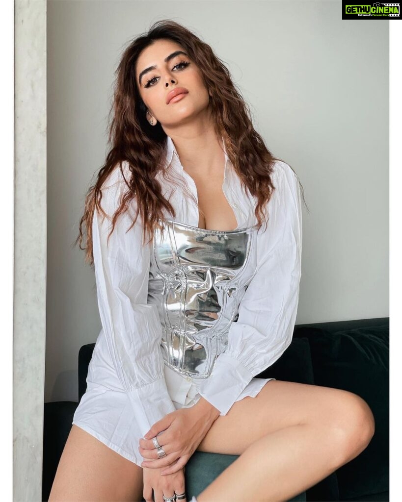 Miesha Saakshi Iyer Instagram - Everything has a Silver Lining 🪙 . . . White Shirt Dress & Silver Corset @itgirl_love Mumbai, Maharashtra
