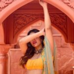 Miesha Saakshi Iyer Instagram - Alexa.... Play.... (Suggest a song in the comments please 🎵) Sets in the City