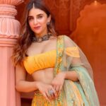 Miesha Saakshi Iyer Instagram - Alexa.... Play.... (Suggest a song in the comments please 🎵) Sets in the City
